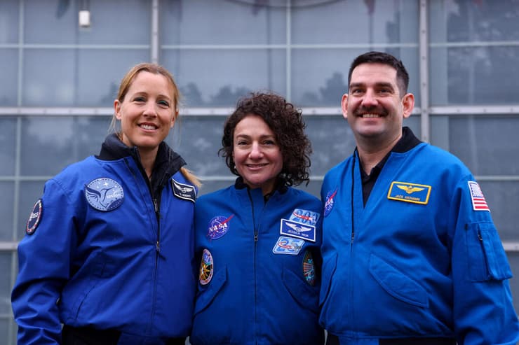 הצוות שישוגר בחודש הבא. האת'וויי, מאיר ואדנו