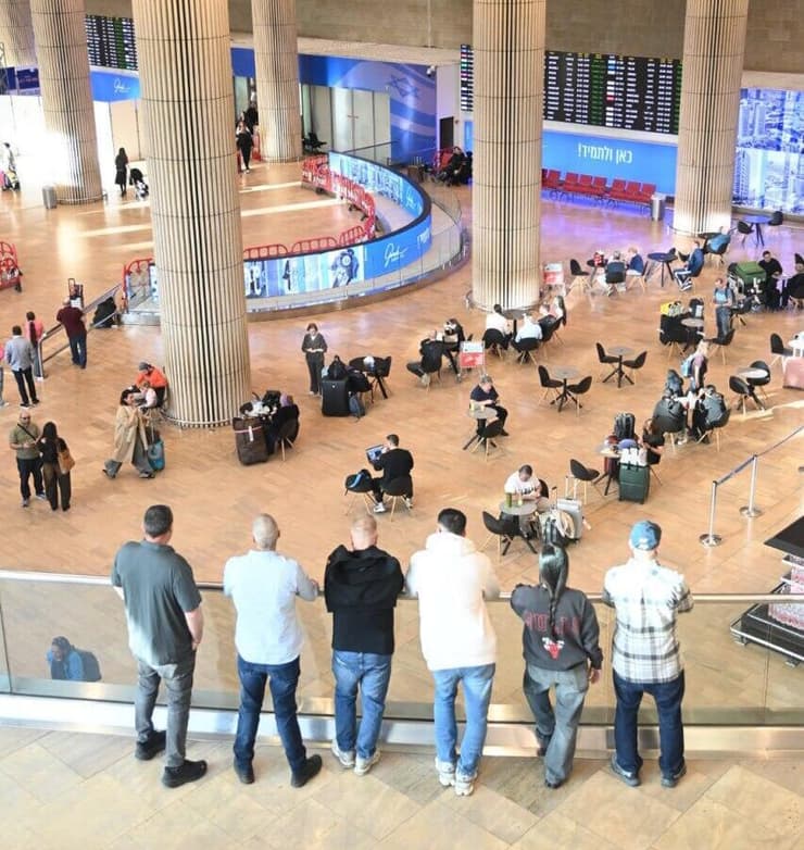 נראים כמו עוד נוסעים בנתב"ג. בלשי יחידה 747 (צילום: יאיר שגיא ) מגזין סופ"ש: ההברחות דרך נתב"ג