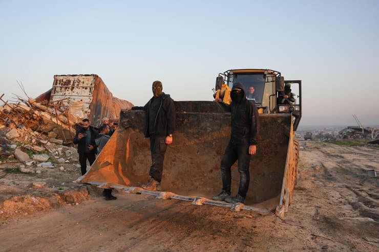 צילום: AP Photo/Abdel Kareem Hana חיפושים אחר החטוף רן גואילי בשכונת זייתון בעזה