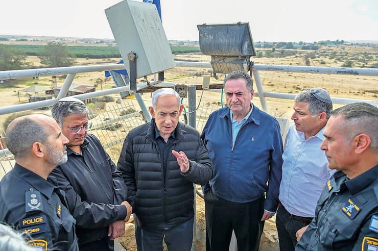 בנימין נתניהו, ישראל כ"ץ, איתמר בן גביר, דוד זיני ודניאל לוי בסיור בנגב (צילום: קובי גדעון/לע"מ) בנימין נתניהו, ישראל כ"ץ, איתמר בן גביר, דוד זיני ודניאל לוי בסיור בנגב