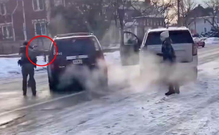 רגע הירי: הסוכן המוסתר על-ידי חבר מושיט ידיו לפנים ויורה בגוד שלוש פעמים מטווח קרוב ארה"ב תיעוד של הרג ניקול רנה גוד על ידי ICE ב מיניאפוליס מינסוטה