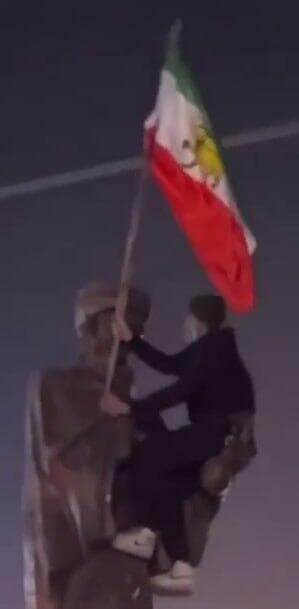 דגל השאה של איראן מונף בהפגנות