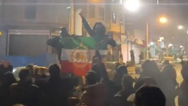 מניפים את דגל השאה בטהרן מניפים את דגל השאה בטהרן