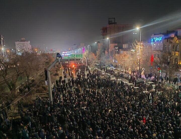 המונים מפגינים ברחובות משהד, איראן