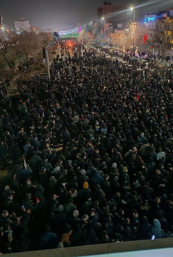 המונים מפגינים ברחובות משהד, איראן