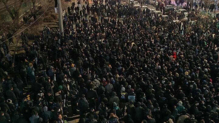 המונים מפגינים ברחובות משהד, איראן