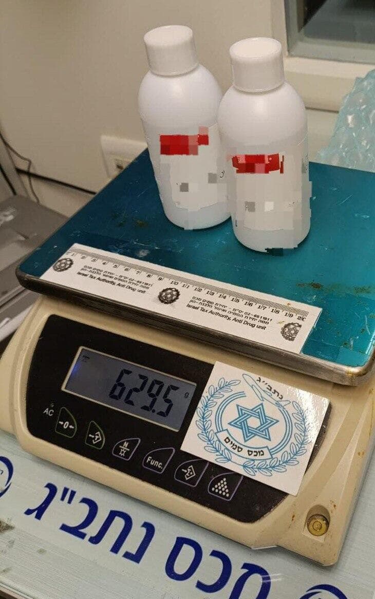 "איך אתה מסוגל להביא סם שבקצה שלו נשים נאנסות?". תפיסת סם מסוג GBL בנתב"ג (צילום: דוברות המשטרה) תפיסת סם מסוג GBL בנתב"ג