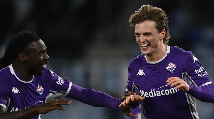 אלברט גודמונדסון חוגג עם מויסה קן (IMAGO) אלברט גודמונדסון חוגג עם מויסה קן