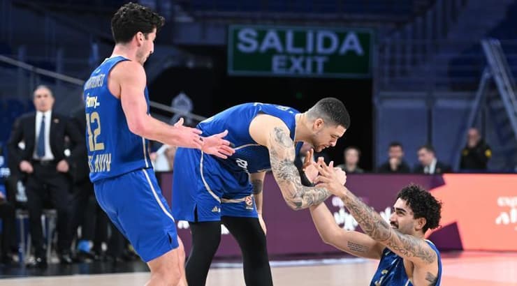 איפה לונדברג וג'ון דיברתולומיאו נותנים ידיים למרסיו סנטוס