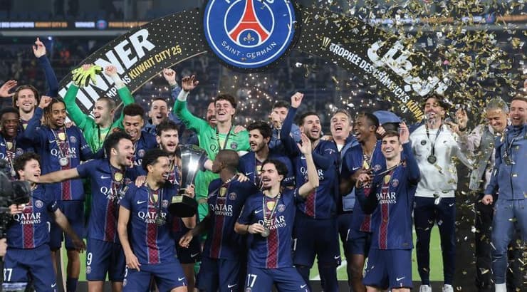 שחקני פאריס סן ז'רמן מניפים את הגביע