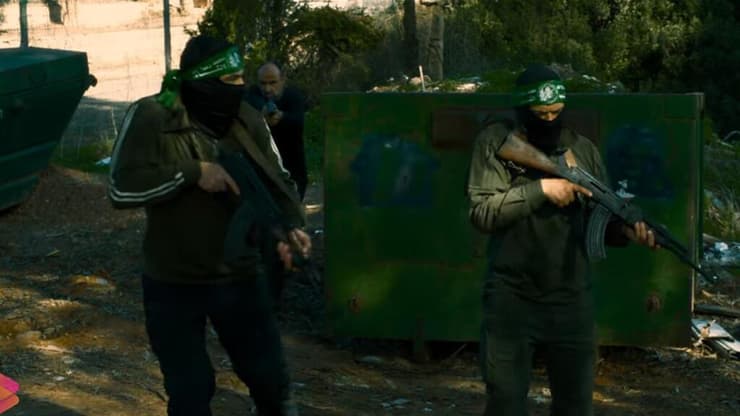 החלטות בימוי תמוהות? הגעתם למקום הנכון. מתוך "12 שעות באוקטובר" (צילום מסך, אפל TV פלוס) מתוך "12 שעות באוקטובר"