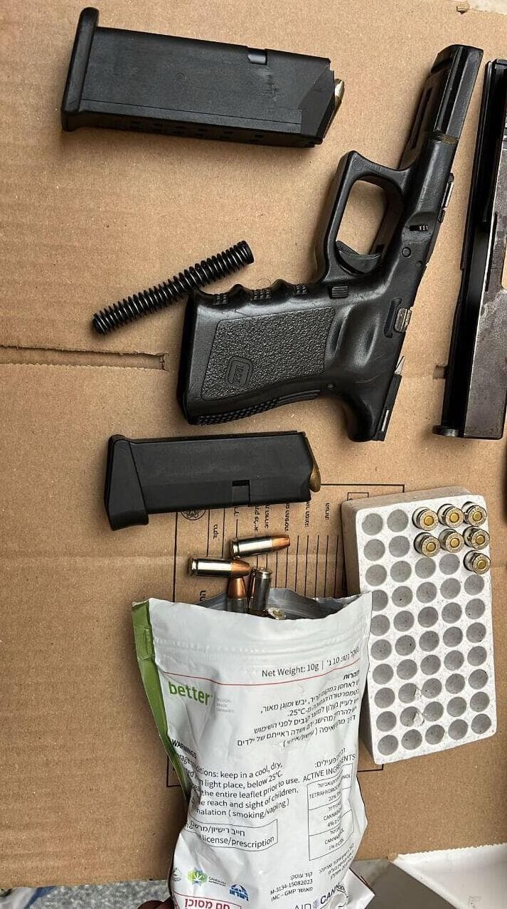 האקדח והתחמושת שנמצאו אצל החשוד