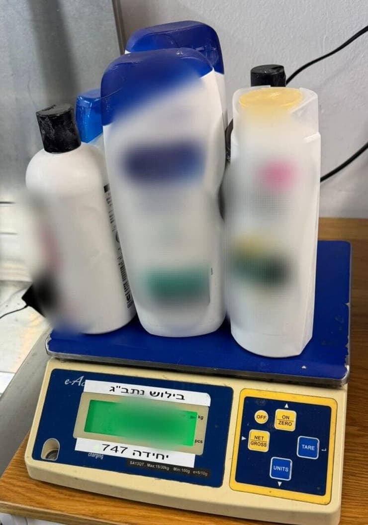 "הצעיר הסתובב - ונעצר באמצע הרחוב בחשד לייבוא סם אונס". לכידת סמים בנתב"ג (צילום: דוברות המשטרה) תפיסת סם מסוג GBL בנתב"ג