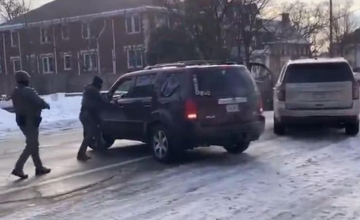 הסוכן הראשון מנסה לפתוח את דלת מכוניתה של גוד, אתמול ארה"ב תיעוד של הרג ניקול רנה גוד על ידי ICE ב מיניאפוליס מינסוטה