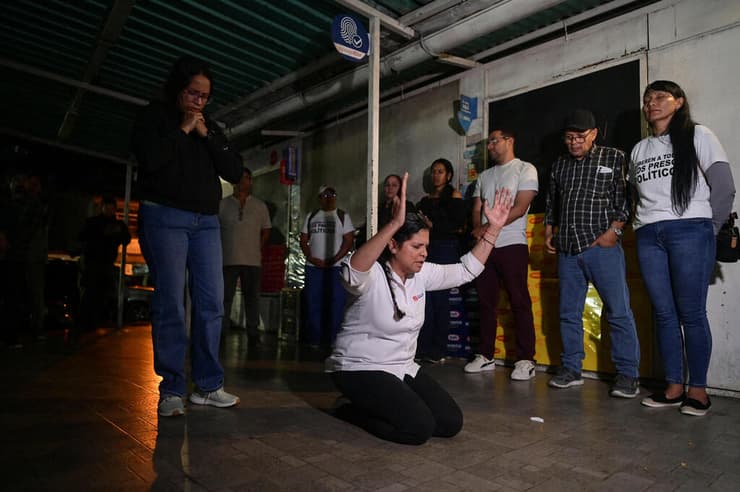 צילום: REUTERS/Gaby Oraa וונצואלה משפחות שמחכות לשחרור של אסירים פוליטיים