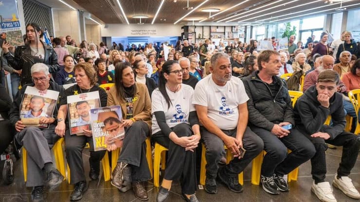 קבלת שבת בכיכר החטופים 