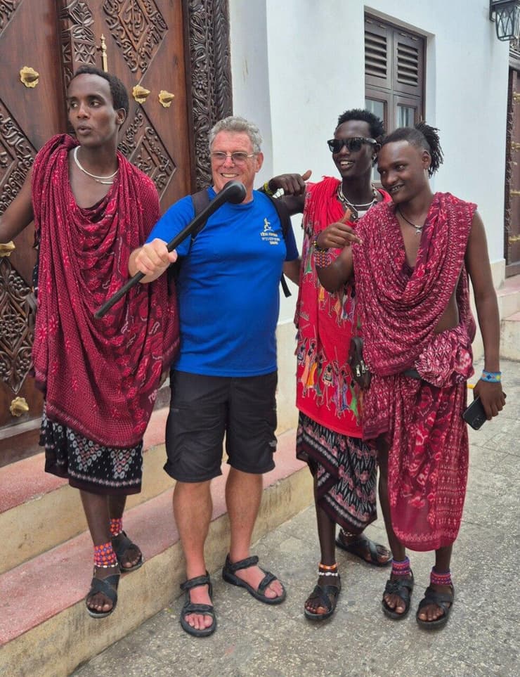 אבי אלטון בשוק של סטון טאון, עם בני שבט המסאי