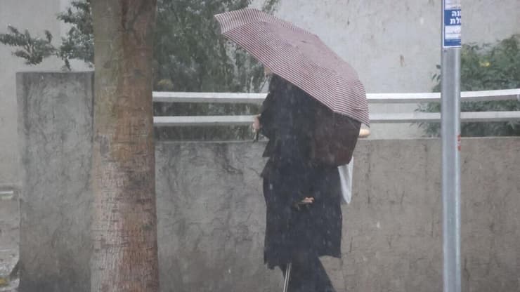 הגשם חוזר וגם הקור (צילום: מוטי קמחי) מזג אוויר סוער תל-אביב