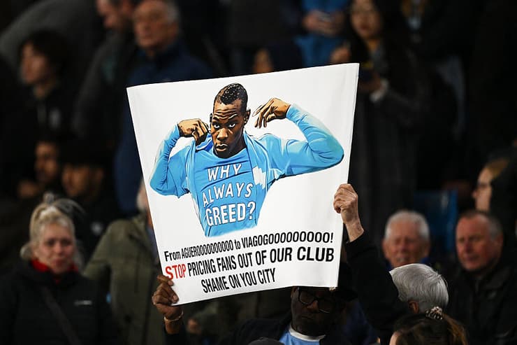 האוהדים באנגליה לא שוכחים אותו, גם כשהם מתכוונים למשהו אחר (צילום: Gareth Copley/Getty Images) באלוטלי