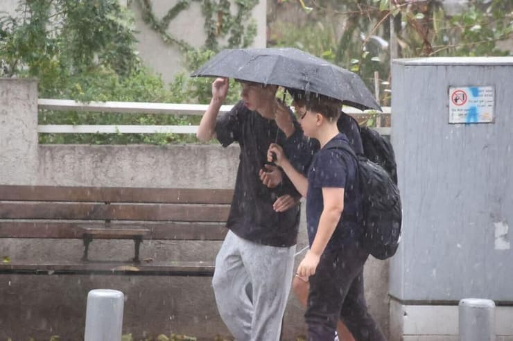 צילום: מוטי קמחי מזג אוויר סוער תל-אביב