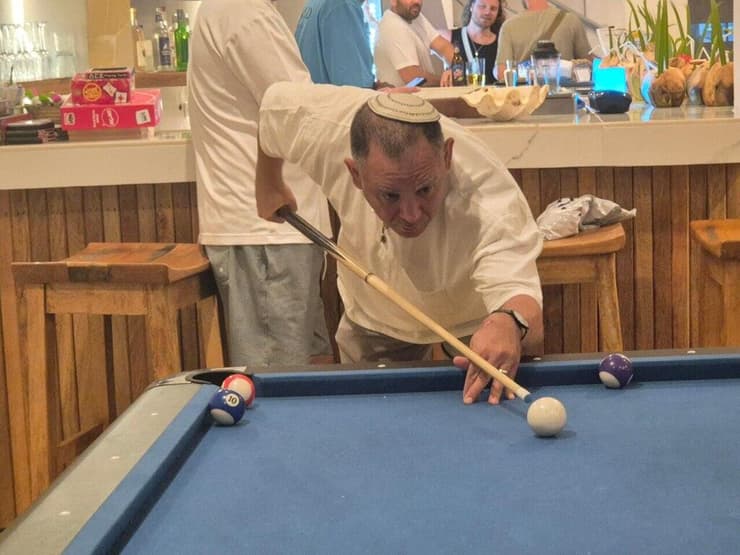 אייל בוצחק משחק סנוקר במלון