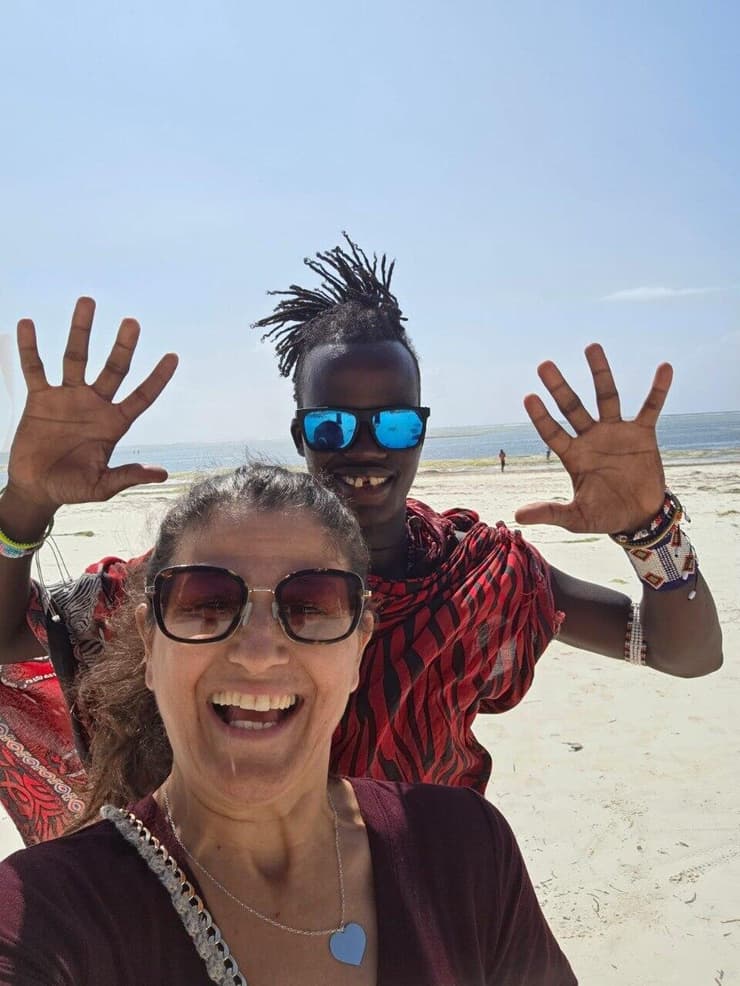 איריס נפוסי עם תושבים מקומיים