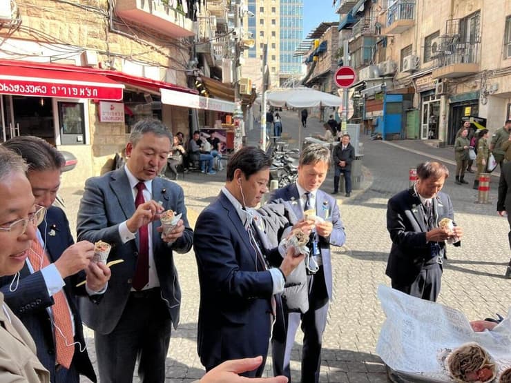 חברי הפרלמנט היפנים אוכלים פלאפל בארץ