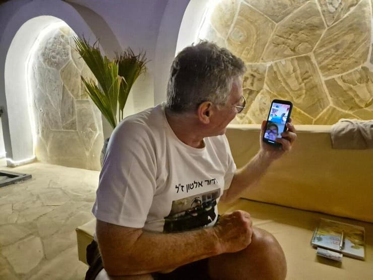 אבי אלטון מדבר בשילת וידאו עם אלמנתו של דרור ועם הנכד