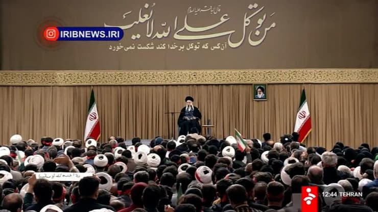 עלי חאמנאי מנהיג העליון של איראן במסר מאיים לארה"ב ברקע איומי טראמפ והפגנות באיראן