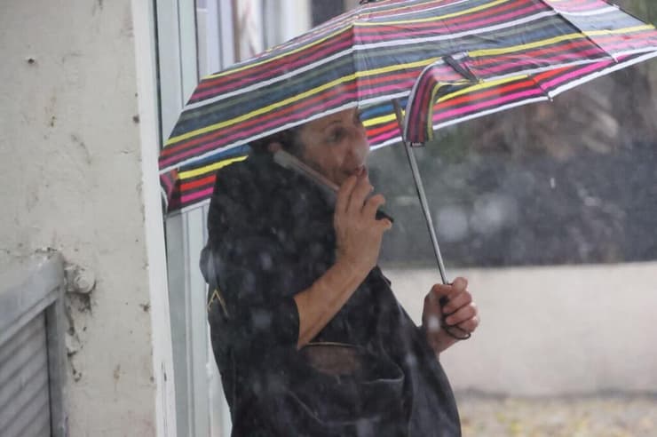 צילום: מוטי קמחי מזג אוויר סוער תל-אביב