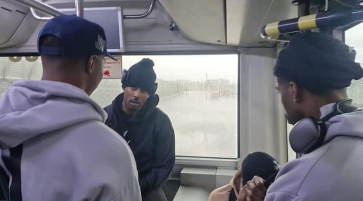 שחקני מכבי אחרי הטיסה