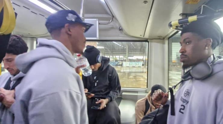 שחקני מכבי אחרי הטיסה