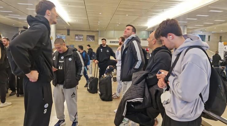 שחקני מכבי תל אביב אחרי הטיסה המלחיצה