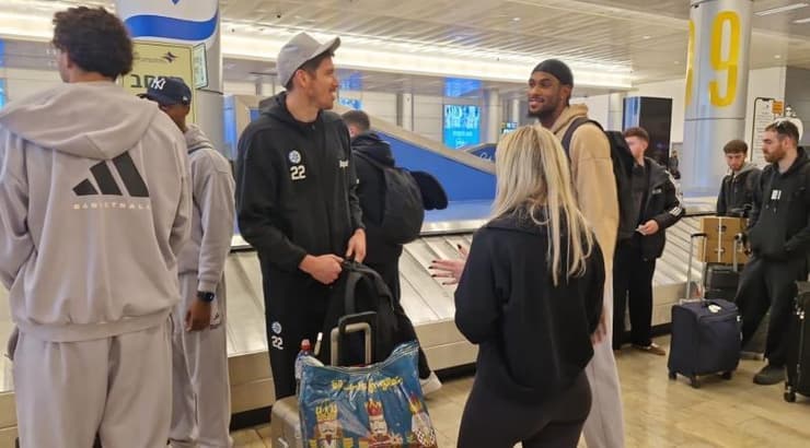 שחקני מכבי תל אביב לאחר שהגיעו לנתב"ג