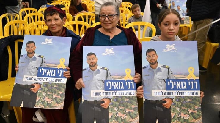 קבלת שבת בכיכר החטופים 