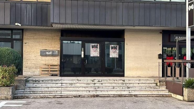 כרזות על דלת בניין המשרדים ג'וליאנו קסטרנצה איש עסקים איטלקי שנשוי לישראלית סובל בימים האחרונים מ ונדליזם אנטישמי של מפגינים פרו פלסטינים