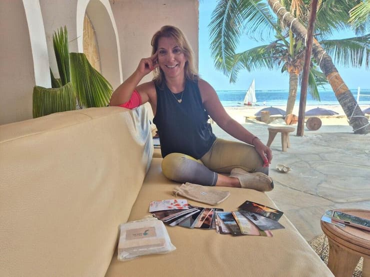 ליבת מלכה, אמו של סמ"ר מתן מלכה ז"ל שנפל בכיסופים ב-7 באוקטובר, עם קלפי ההשראה שלה