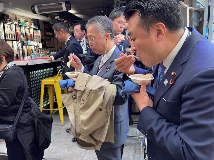 חברי הפרלמנט היפנים אוכלים פלאפל בארץ