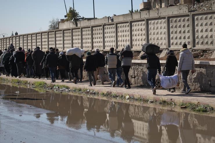 תושבים עוזבים את שכונת שייח מקסוד בחלב
