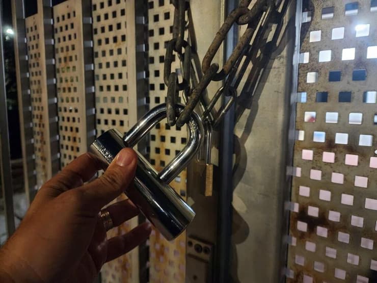 תיעוד המנעולים והשילוט בנקודת המשטרה ברמת השרון