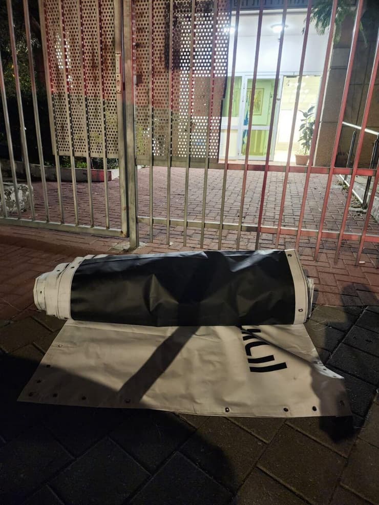 תיעוד המנעולים והשילוט בנקודת המשטרה ברמת השרון