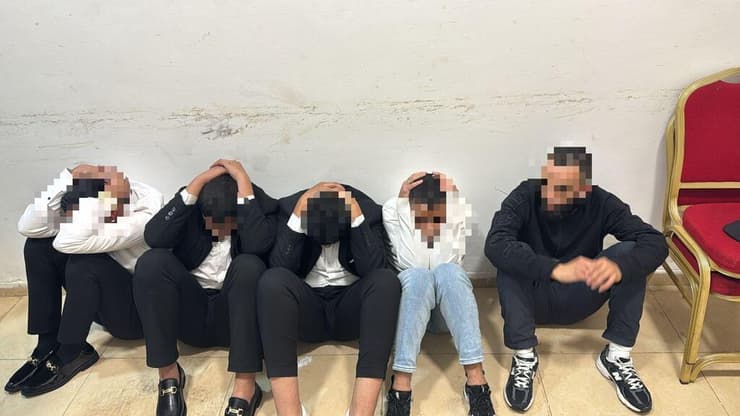 רוקדים עם נשקים שלופים באולם חתונות בכפר אלעיזריה