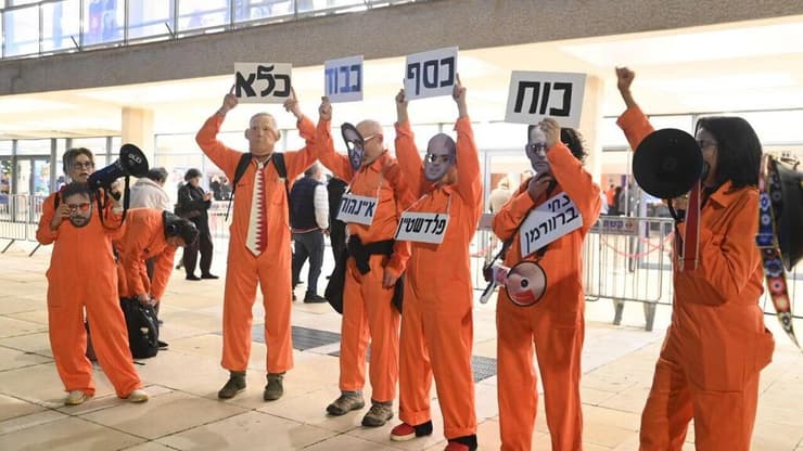 הפגנה בכיכר הבימה נגד הממשלה