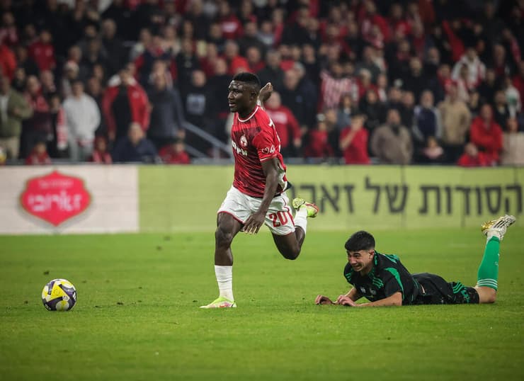 שחקן הפועל באר-שבע קינגס קאנגווה מול שחקן מכבי חיפה אלעד אמיר