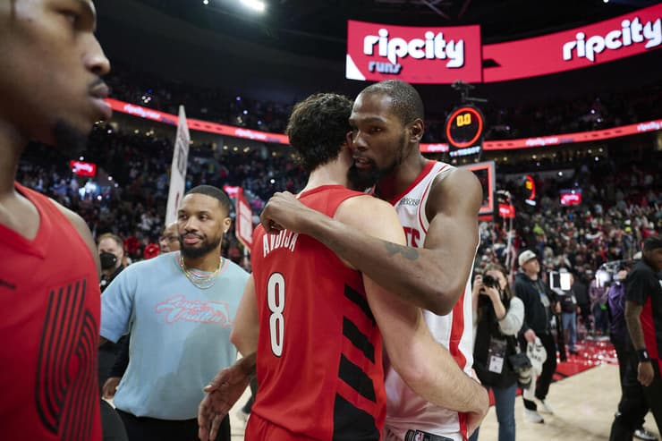 דוראנט ואבדיה נפרדים כידידים (צילום: Troy Wayrynen-Imagn Images) דוראנט ואבדיה נפרדים כידידים