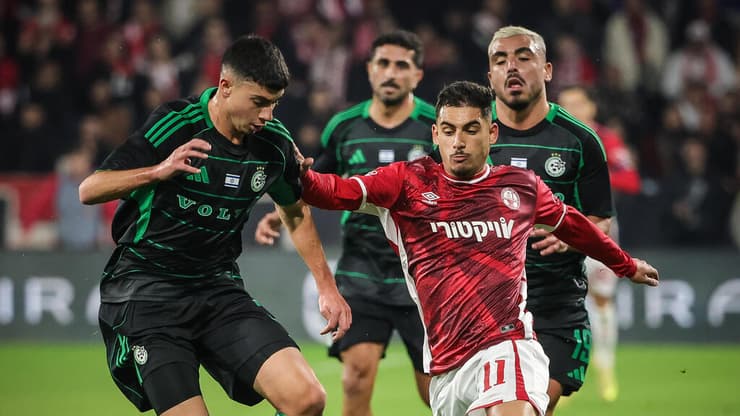 שחקן הפועל באר-שבע אמיר גנאח מול שחקן מכבי חיפה אלעד אמיר