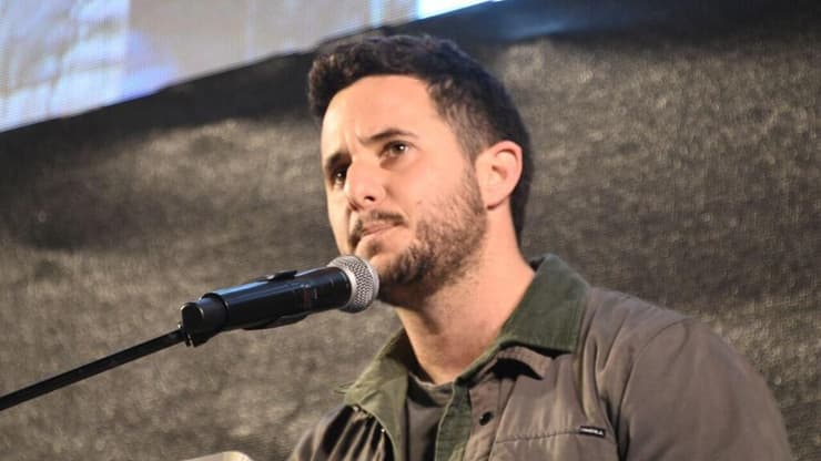 "אלימות עבריינית נגד פלסטינים מסכנת חיילים". סרן במיל' פנחסי (צילום: יאיר שגיא) הפגנה בכיכר הבימה נגד הממשלה