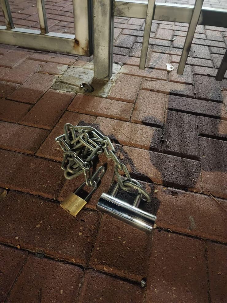 תיעוד המנעולים והשילוט בנקודת המשטרה ברמת השרון