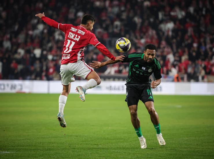 שחקן מכבי חיפה קנג'י גורה מול שחקן הפועל באר-שבע אמיר גנאח