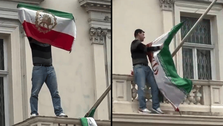 לונדון: מפגין טיפס על שגרירות איראן, הסיר את דגלה - והניף את דגל השאה